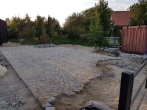 Poolitatud maakivist plats
